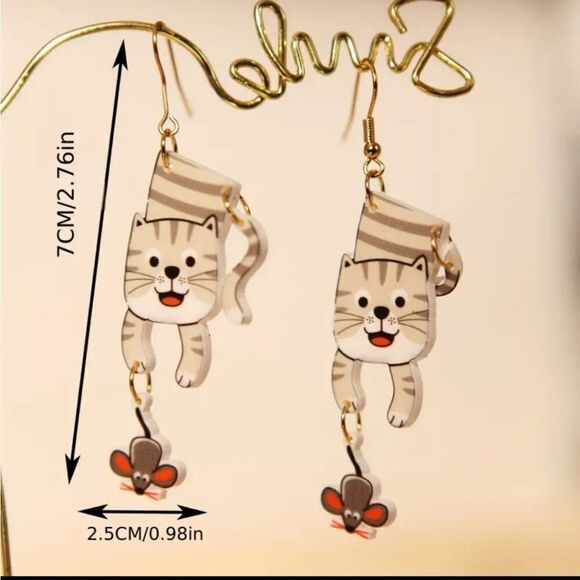 Cat catching mouse summer whimsical novelty fun dangle earrings - Picture 2 of 6